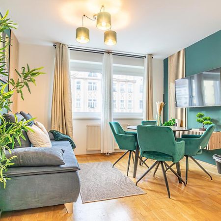 Appartamento Charming 1Br, Steps From Reumannplatz U1 Vienna Esterno foto